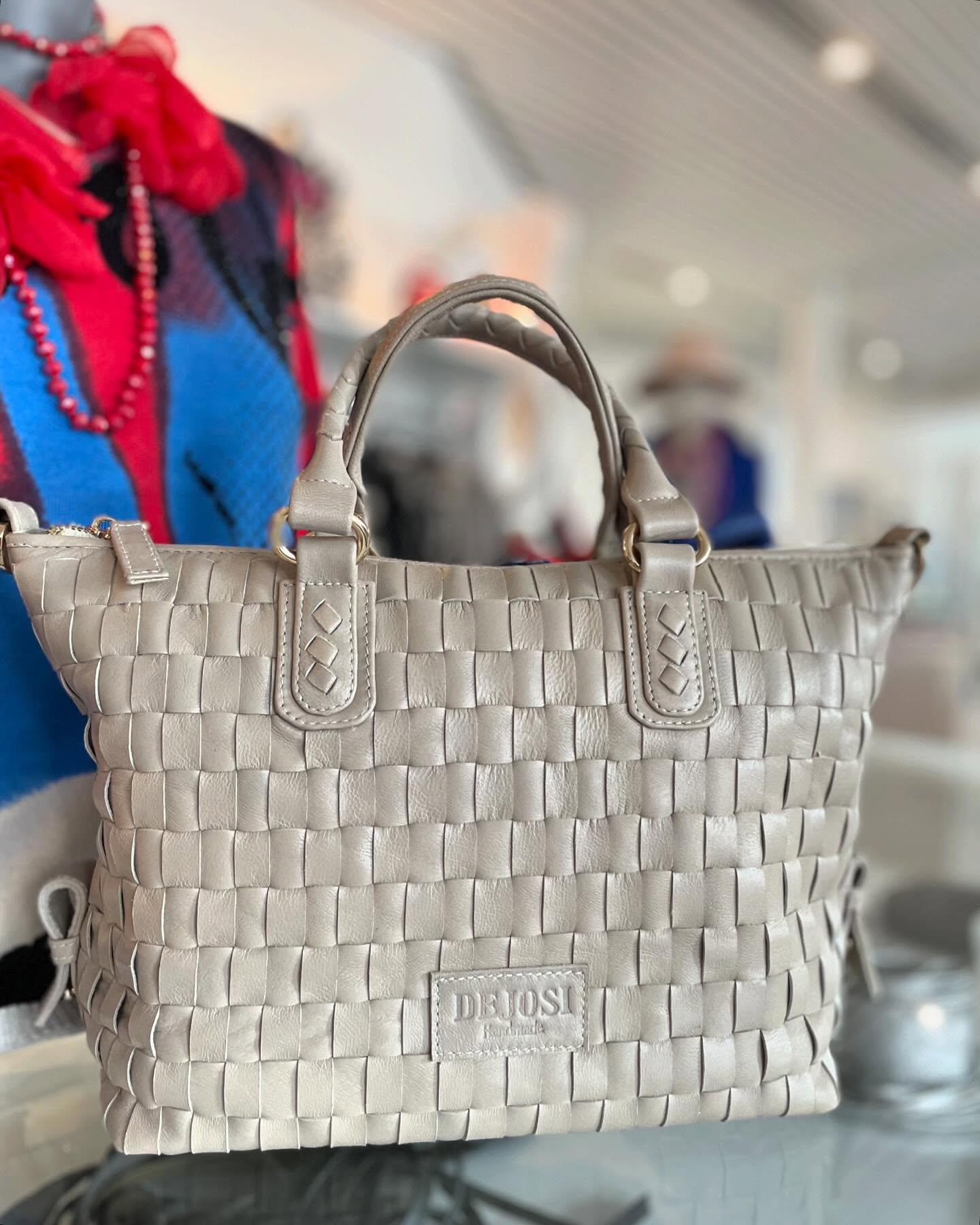 Welcoming Autumn 🍂 
New 💫
Tote Riri 
Signature Design with the new woven techniques.
The perfect size 25 ✨
Colourful Fall and Winter Collection 2024 in Beige, Red, Royal Blue, Fuschia and Brown. 
Available @avantgardeexclusive 
Avant Garde Exclusive 
Amalienstrasse 19
76133 Karlsruhe 
We share love with DEJOSI 🩷
#dejosi
#dejosihandmade
#balibag
#karlsruheshopping
#avantgardeexclusive 
#handmadeinbali