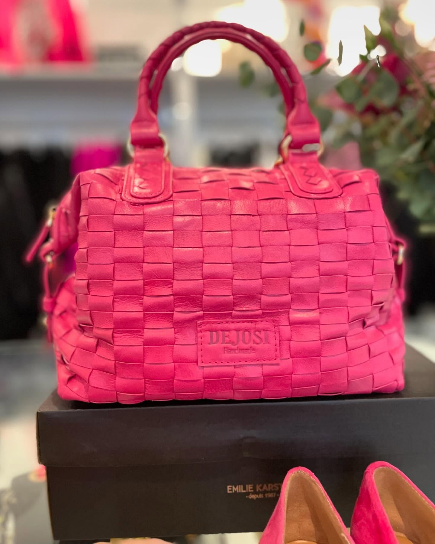 New 🩷🩷
Tote Riri mini 🩷
Available @avantgardeexclusive 
Amalienstrasse 19
76133 Karlsruhe 
We share love with DEJOSI 💋
#dejosihandmade
#dejosi
#handmadeinbali
#karlsruhe
#ledertasche