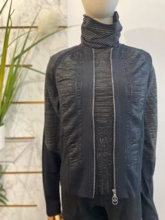 French Chic meets modern eleganz 🖤
New in 🖤
All-Black Ensemble @aldomartins_bcn 
Mit stylischer Zipper Details kombiniert mit einer klassischen Baskenmütze & geflochtener Leder Tasche @dejosihandmade aus Bali perfekt für die stilvolle Herbstsaison. 🍂🍂
Kommt vorbei ❤️
#cepakakarlsruhe
#avantgardeexclusive 
#newin
#karlsruheboutique 
#damenmode
#herbstmode
#aldomartin
#shoppinginkarlsruhe