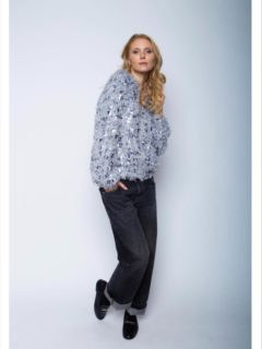 Glam & Casual ✨
Glitzer Jacke von @emilyvandenbergh 
@cepakaavantgardeexclusive 
Waldstraße 42
76133 Karlsruhe 
Advent Trunk Show
29.11.2025
1. Lauf 13.00 Uhr 👉 ausgebucht
2. Lauf 15.00 Uhr 👉 noch Plätze frei 
Anmeldung 0721/23817
Wir freuen uns auf euch ✨🥂
#cepakakarlsruhe
#adventtrunkshow
#fashionstyle
#shoppinginkarlsruhe
#emilyvandenbergh 
#karlsruheerleben
#winterstyle
#glamglamourglitter