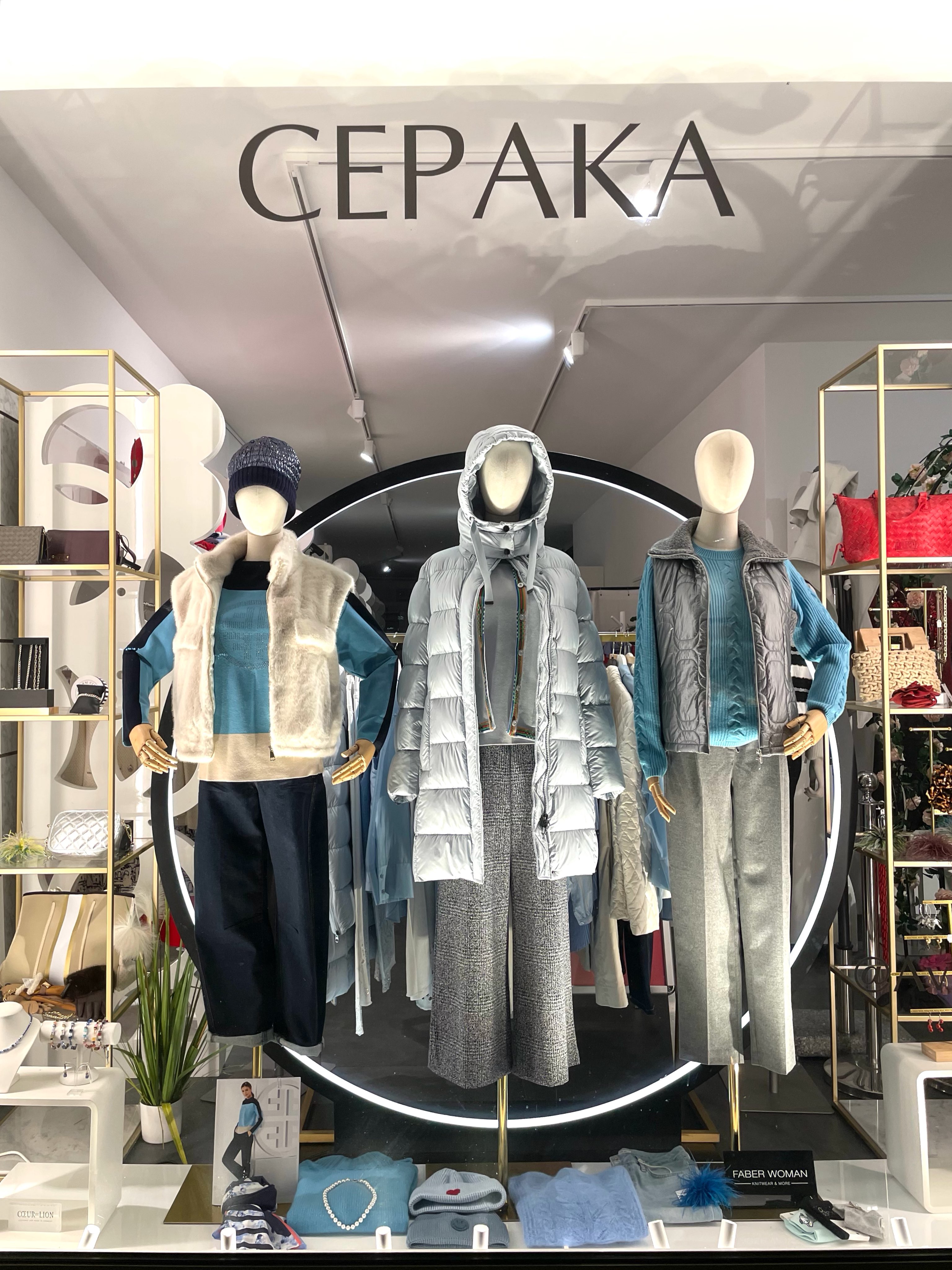 Hello October 🍁
Neue Saison, neue Lieblingslook.
Kuschelige Materialien, winterliche Farben und Styles, die Lust auf die kalte Jahreszeit machen.
EINLADUNG
MODENSCHAU
10.10.2026
1. LAUF : 11.00 UHR
2. LAUF : 14 UHR
CEPAKA
Waldstrasse 42
76133 Karlsruhe
☎️ 0721-23817
Kommt vorbei und entdeckt die neue Kollektion.
#cepakakarlsruhe
#winterstyle
#shoppinginkarlsruhe
#modenschau